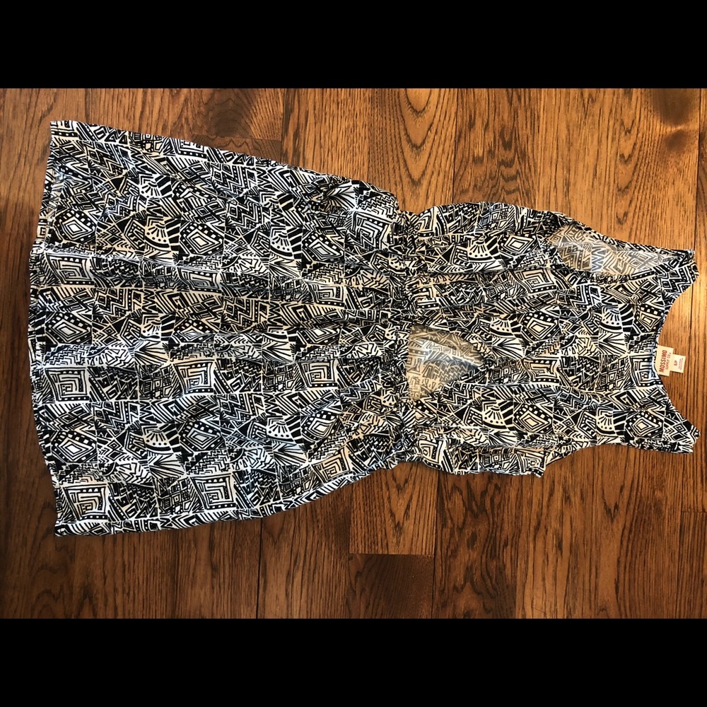 Patterned dress with cut out in back
